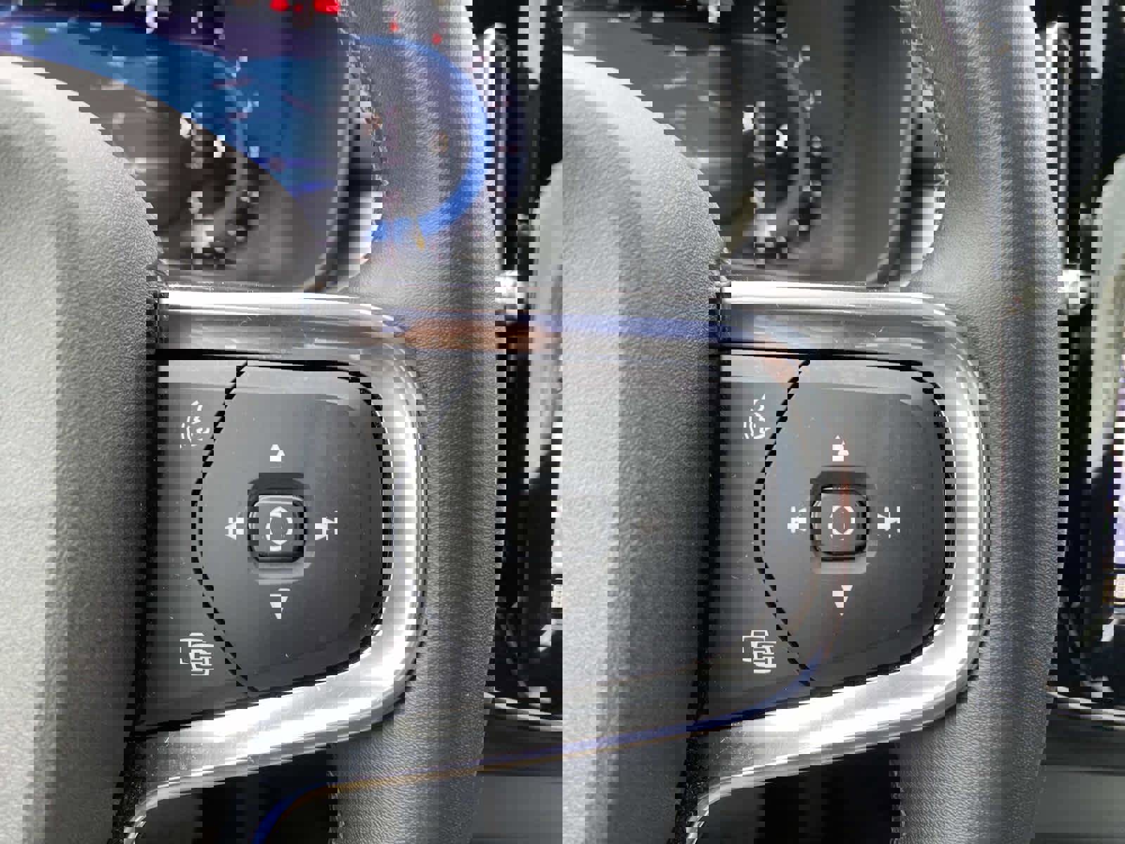 Used 2024 Volvo XC40 B5 Core image 18