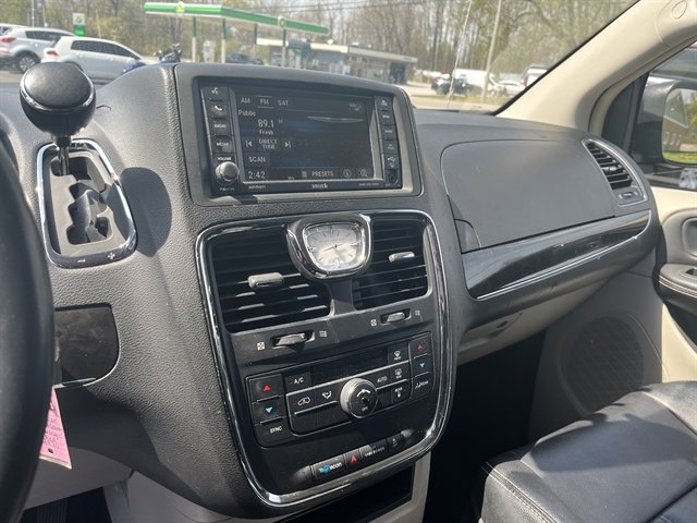 Used 2014 Chrysler Town & Country Touring FWD image 26