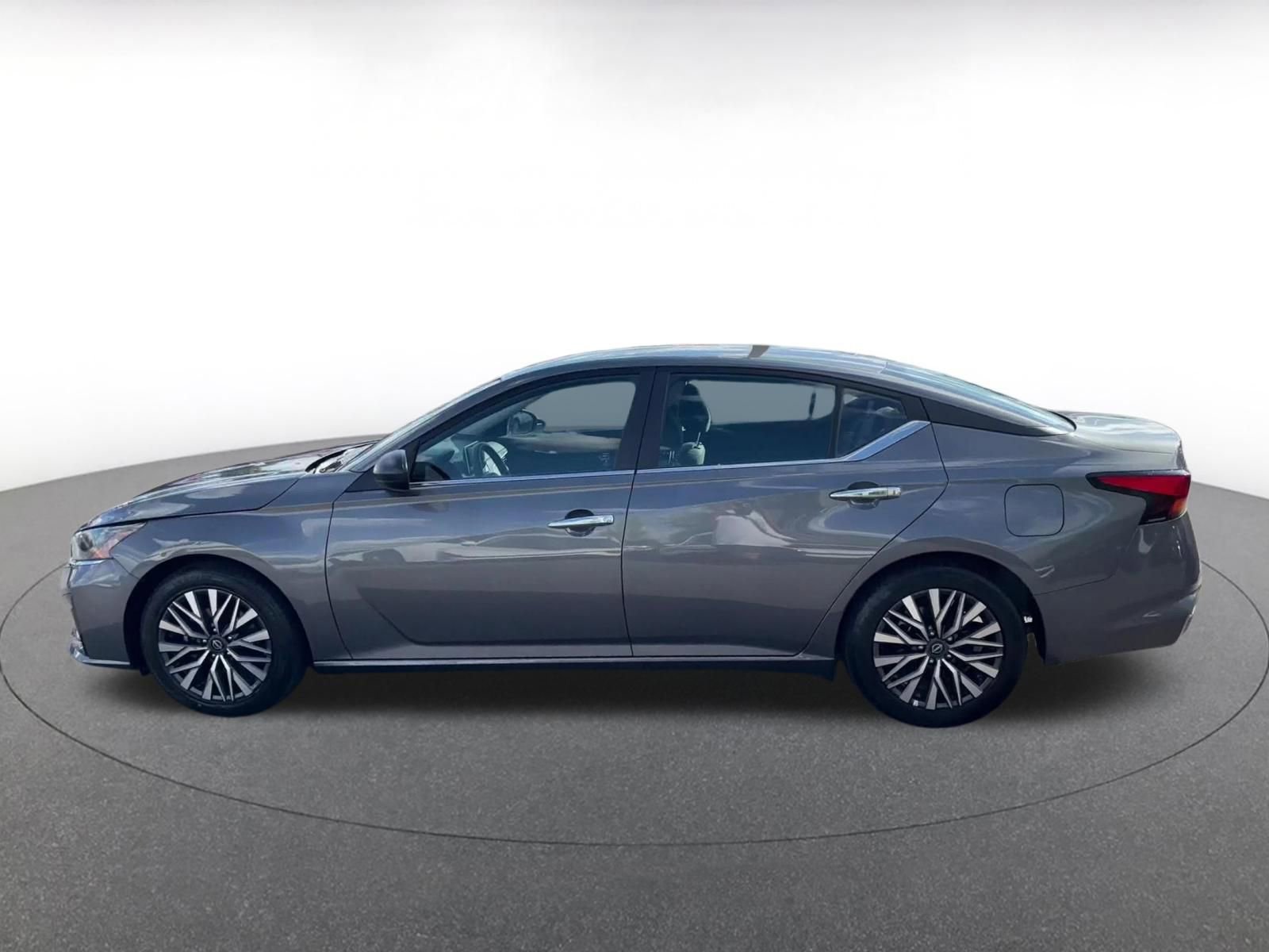 Used 2025 Nissan Altima 2.5 SV FWD image 9