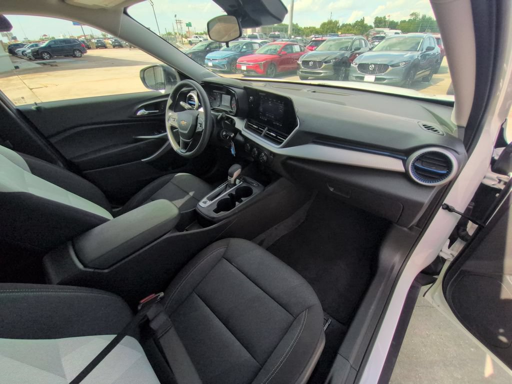 Used 2025 Chevrolet Trax LS FWD image 31