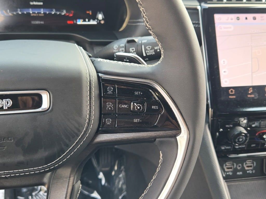 Certified 2024 Jeep Grand Cherokee Overland w/ Luxury Tech Group IV image 32