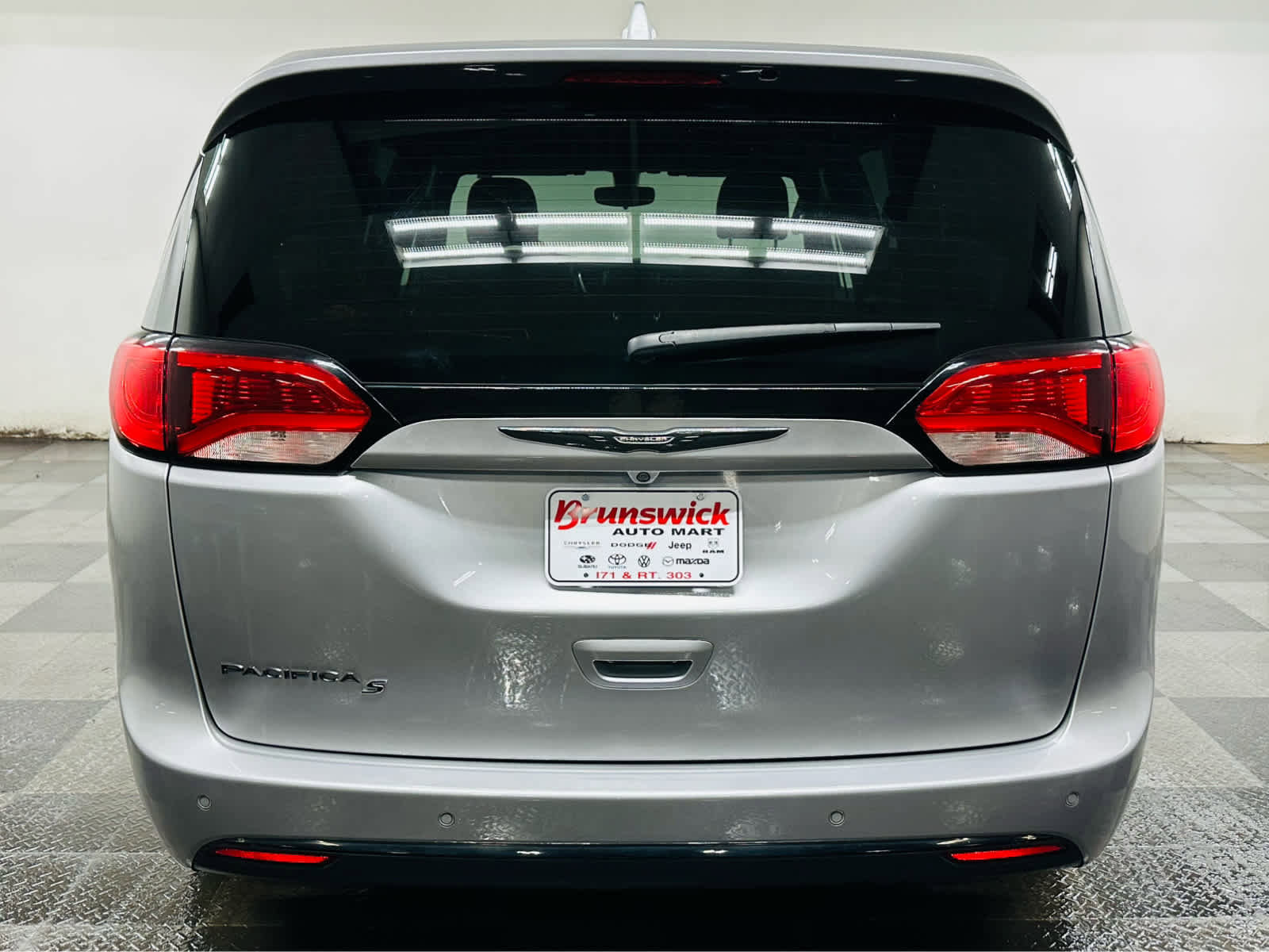 Used 2018 Chrysler Pacifica Touring Plus w/ S Appearance Package image 5