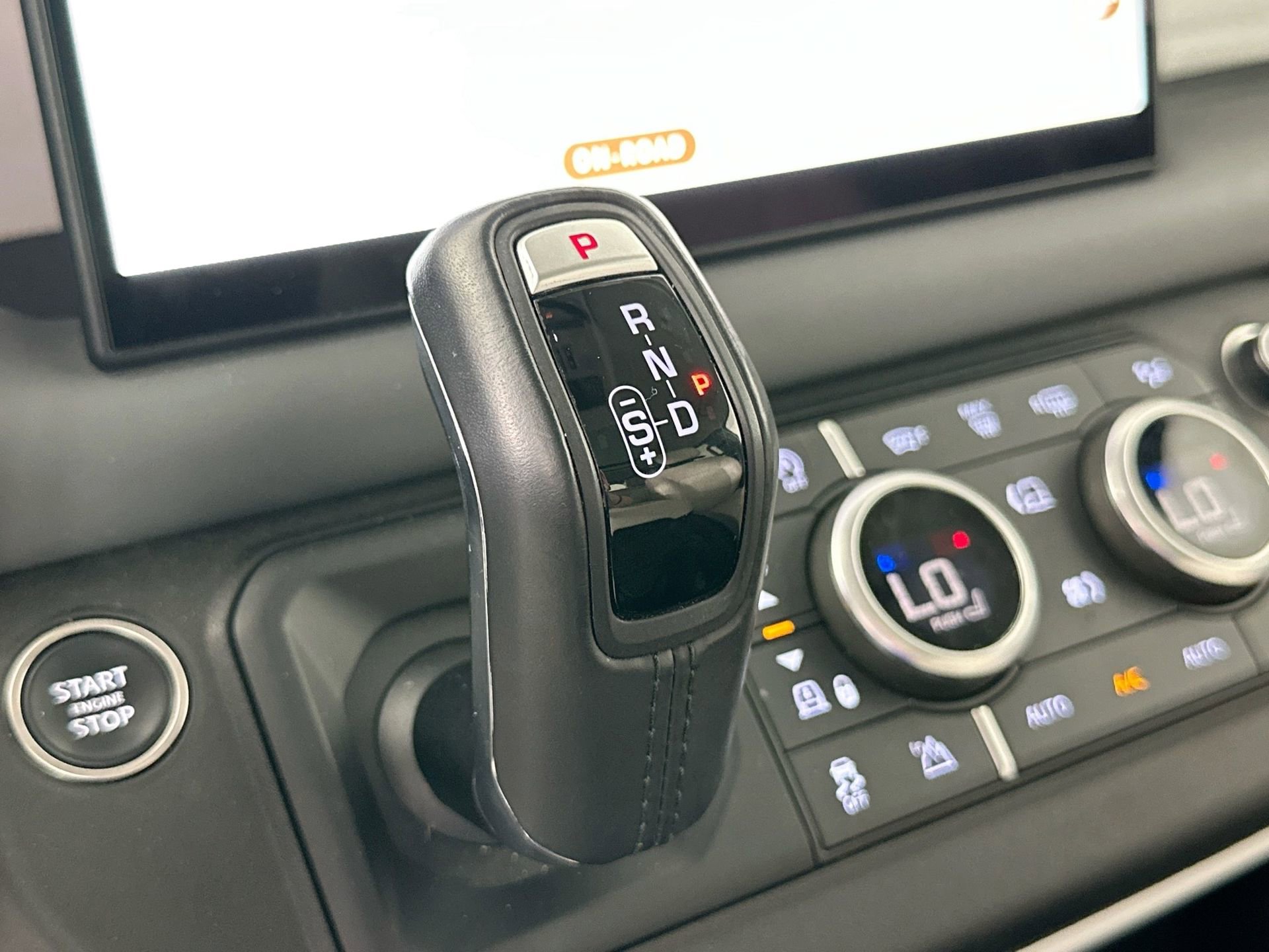 Used 2024 Land Rover Defender 110 SE image 18