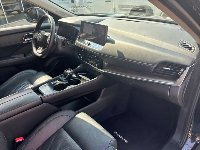Used 2025 Nissan Rogue Platinum FWD image 12