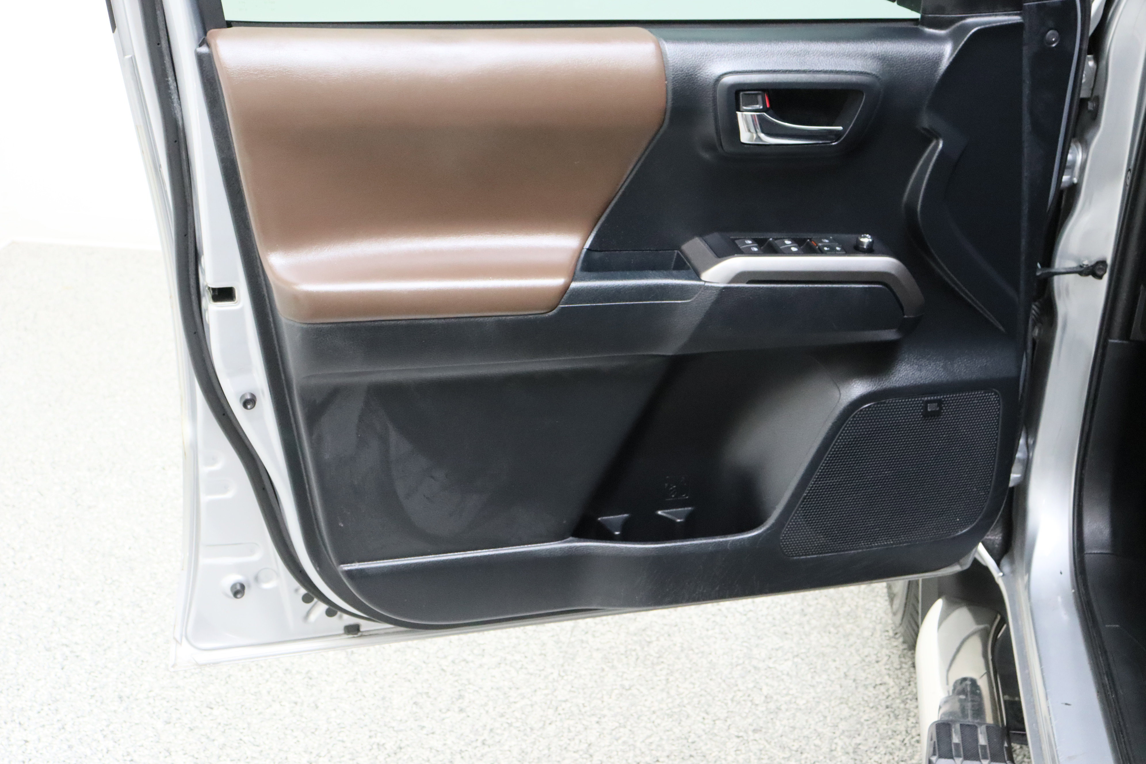 Used 2017 Toyota Tacoma Limited w/ Tow Package image 12