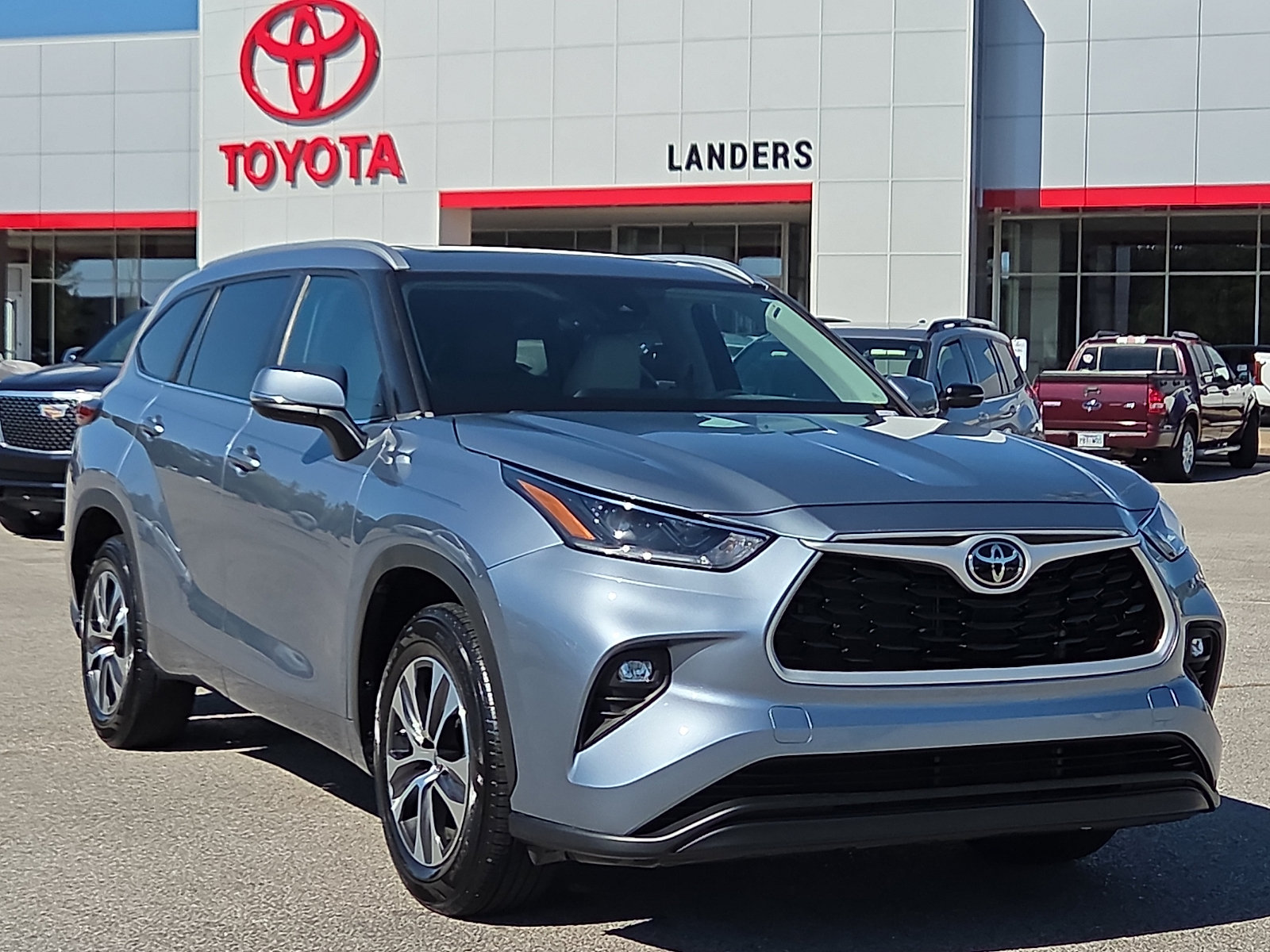 Used 2023 Toyota Highlander XLE FWD image 1