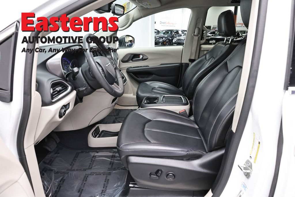 Used 2023 Chrysler Pacifica Touring-L FWD image 14