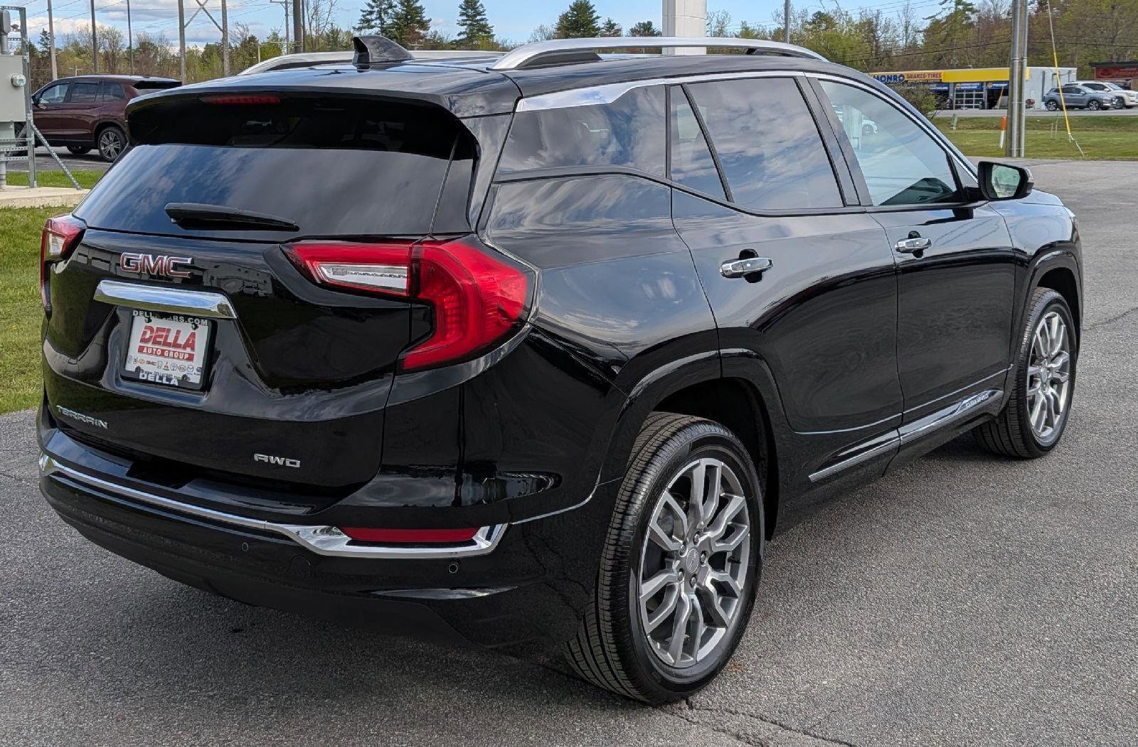 Used 2024 GMC Terrain Denali w/ Denali Premium Package AWD/4WD image 9
