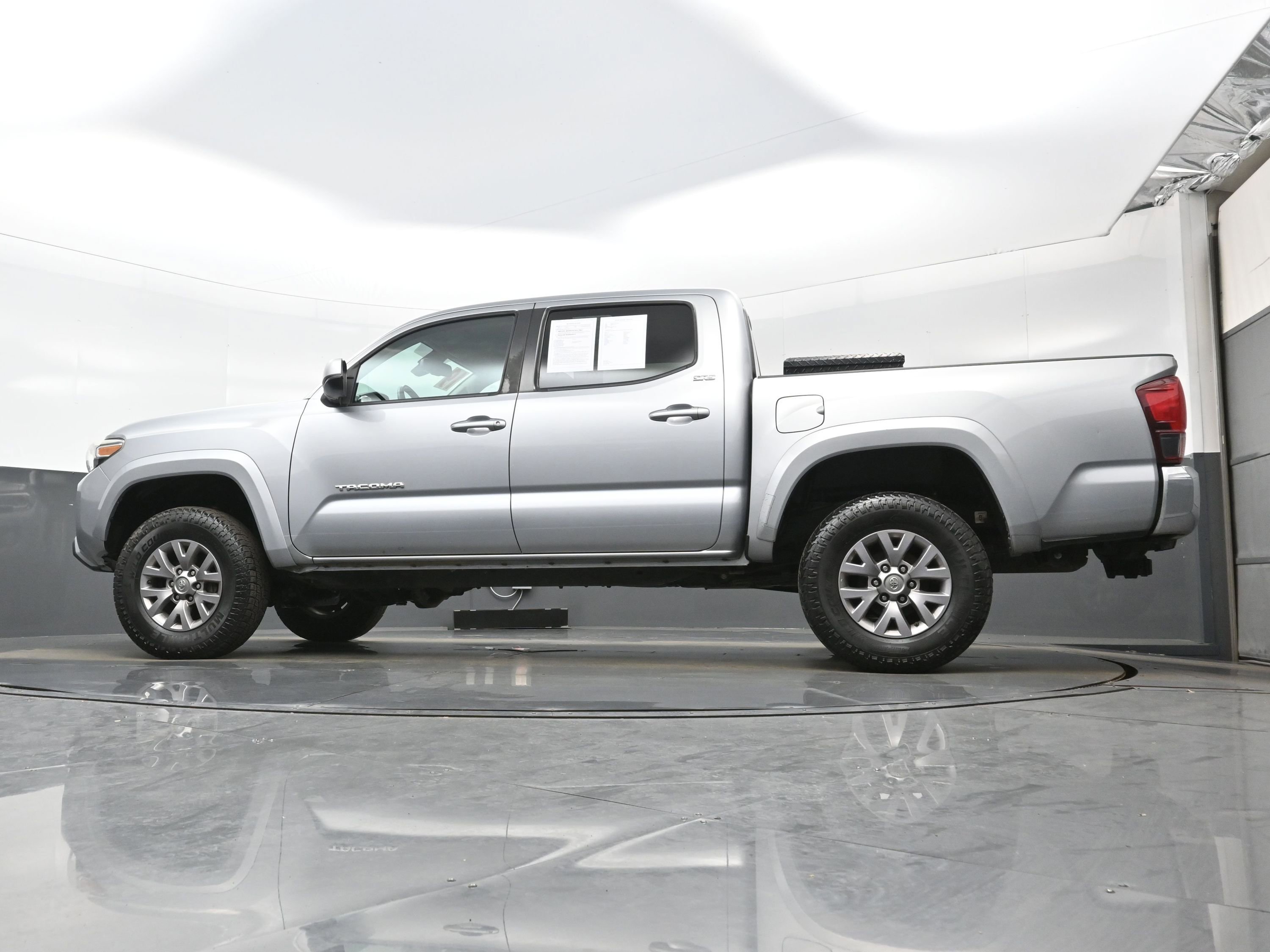 Used 2019 Toyota Tacoma SR5 AWD/4WD image 28