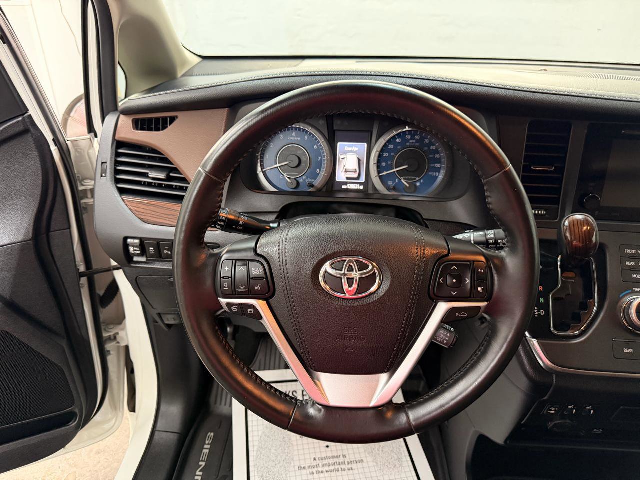 Used 2017 Toyota Sienna Limited Premium w/ Advanced Technology Package FWD image 18