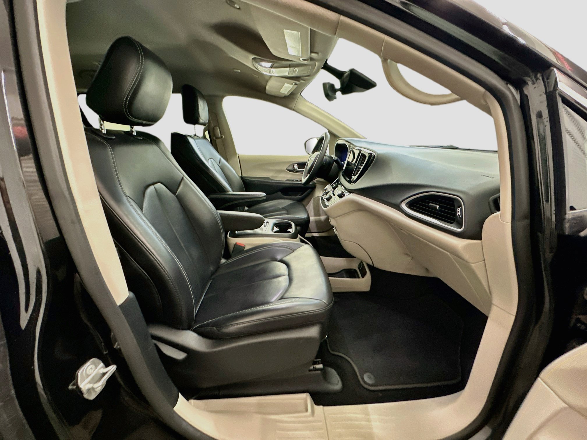 Used 2023 Chrysler Pacifica Touring-L FWD image 33
