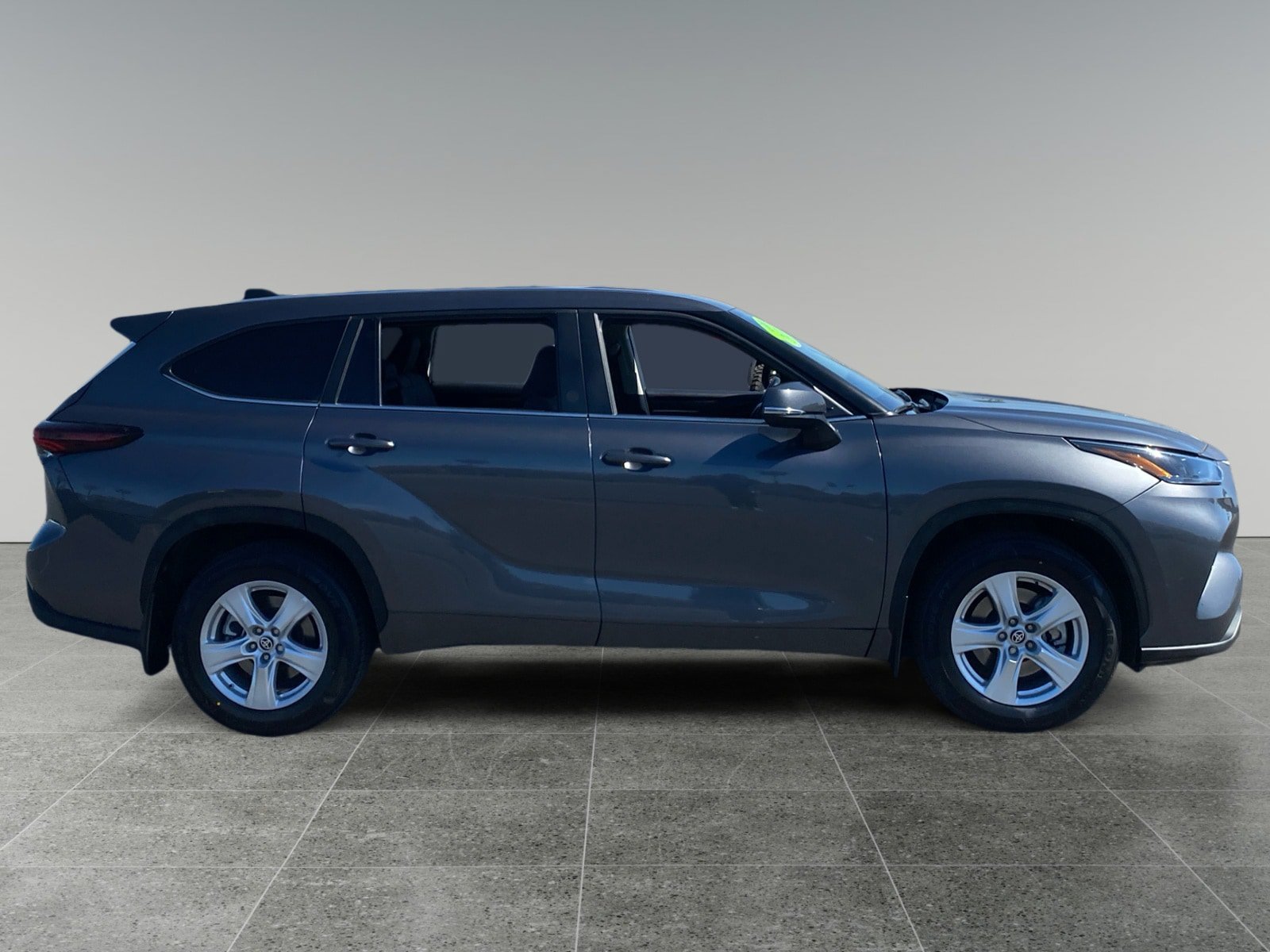 Used 2024 Toyota Highlander LE AWD/4WD image 6