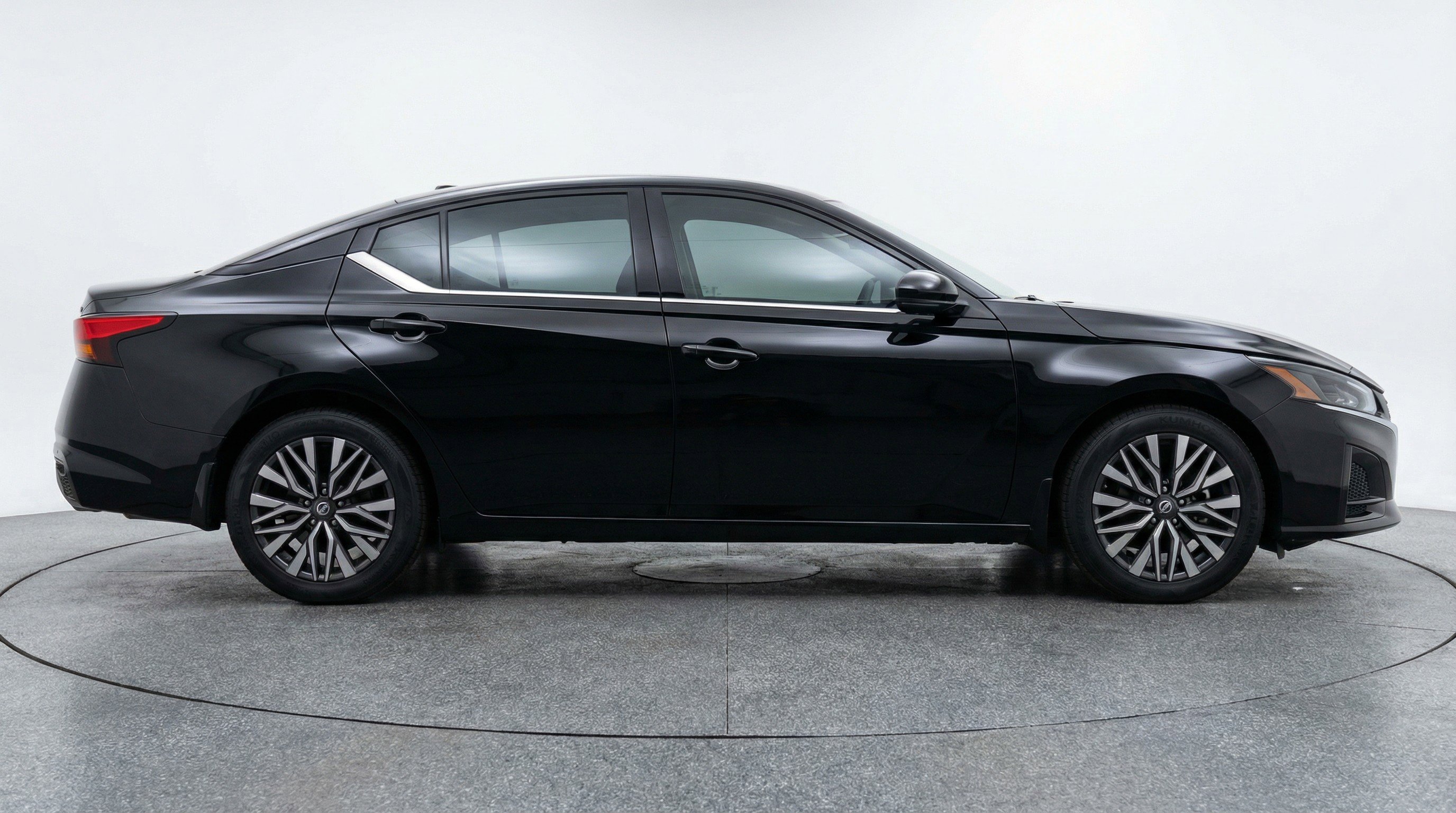 Used 2025 Nissan Altima 2.5 SV image 11