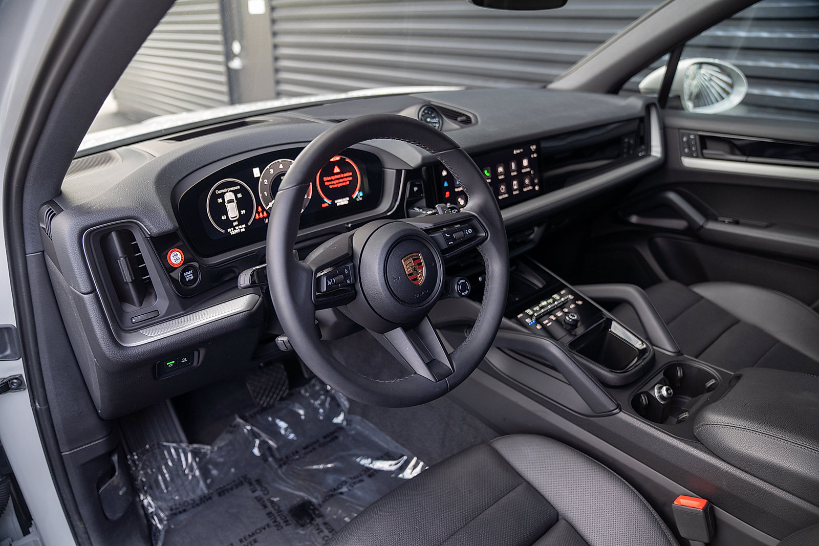 Certified 2025 Porsche Cayenne E-Hybrid w/ Premium Package Plus AWD/4WD image 4