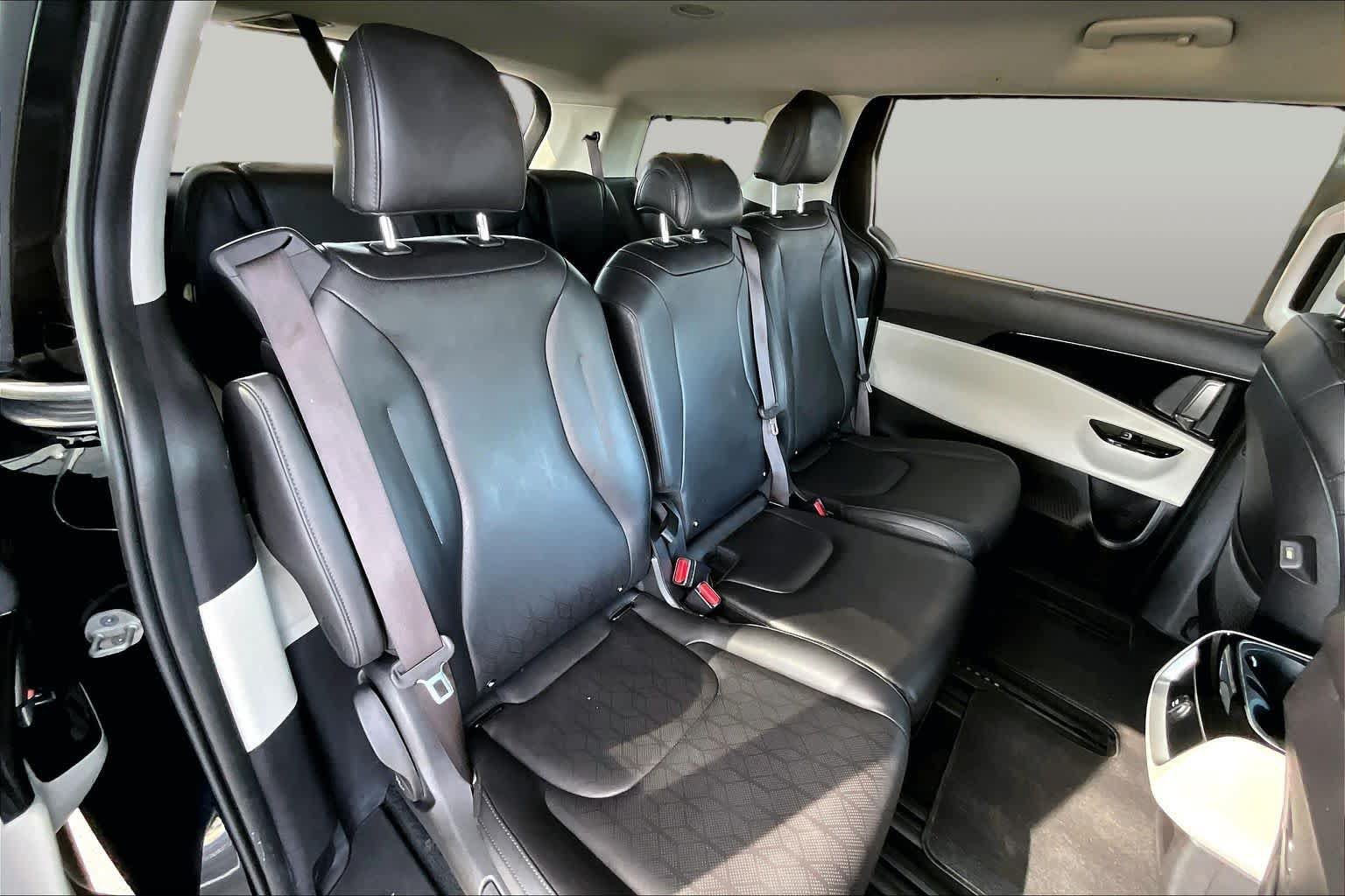 Used 2024 Kia Carnival EX FWD image 20