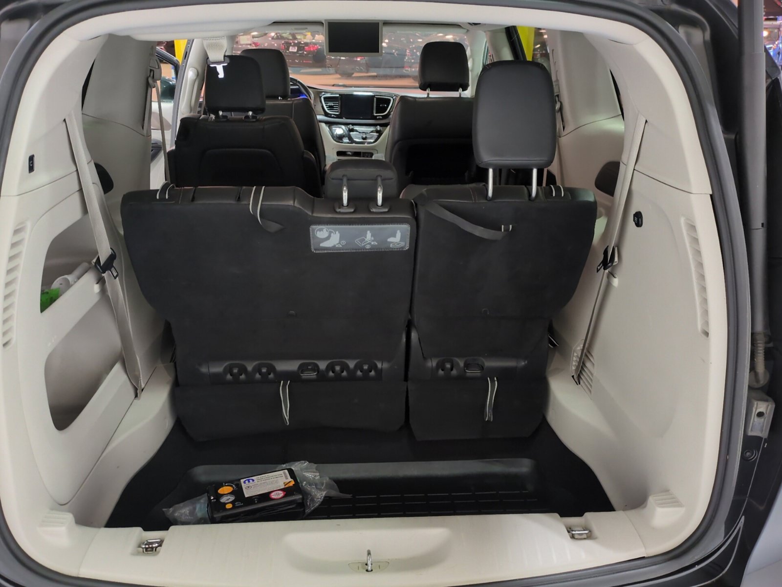 Used 2018 Chrysler Pacifica Touring-L FWD image 14