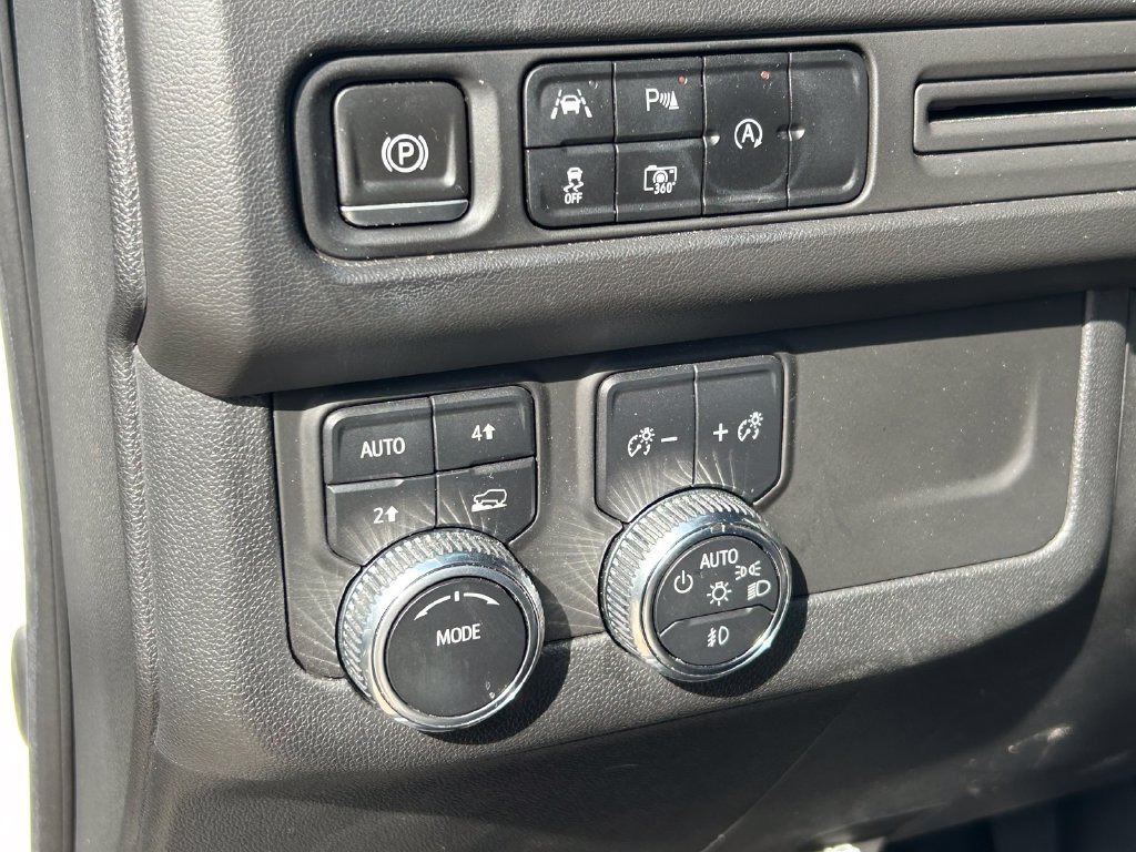 Used 2023 GMC Yukon SLT w/ SLT Premium Package AWD/4WD image 32