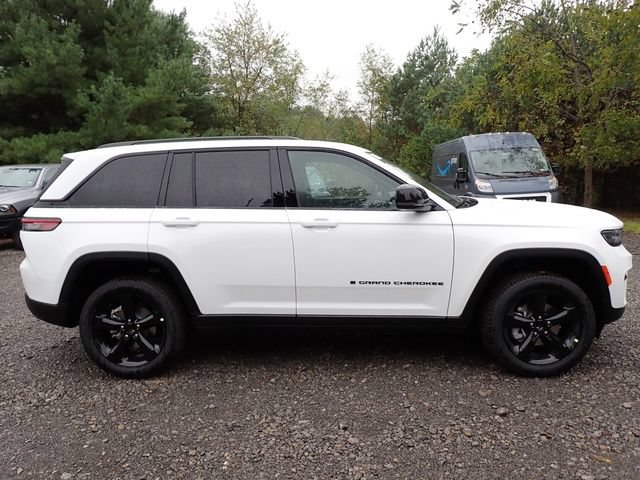 New 2025 Jeep Grand Cherokee Limited w/ Black Appearance Package AWD/4WD image 8