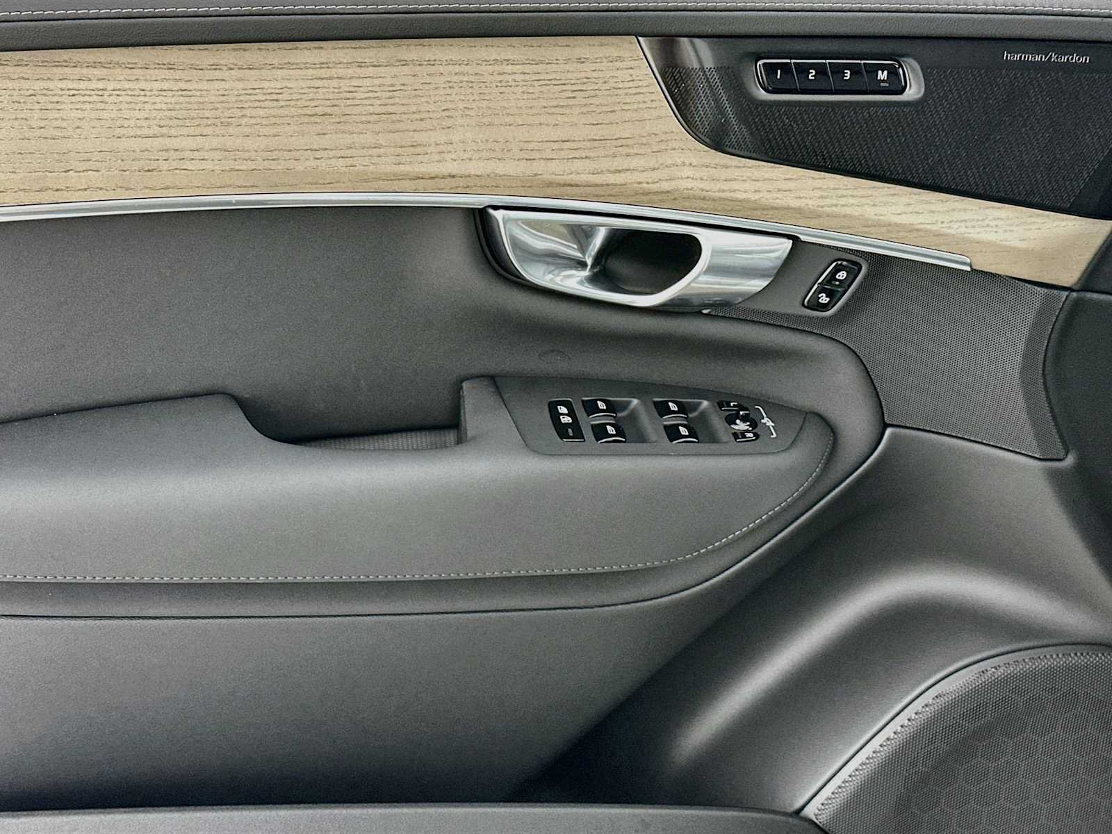 New 2027 Volvo XC90 B6 Plus AWD/4WD image 16