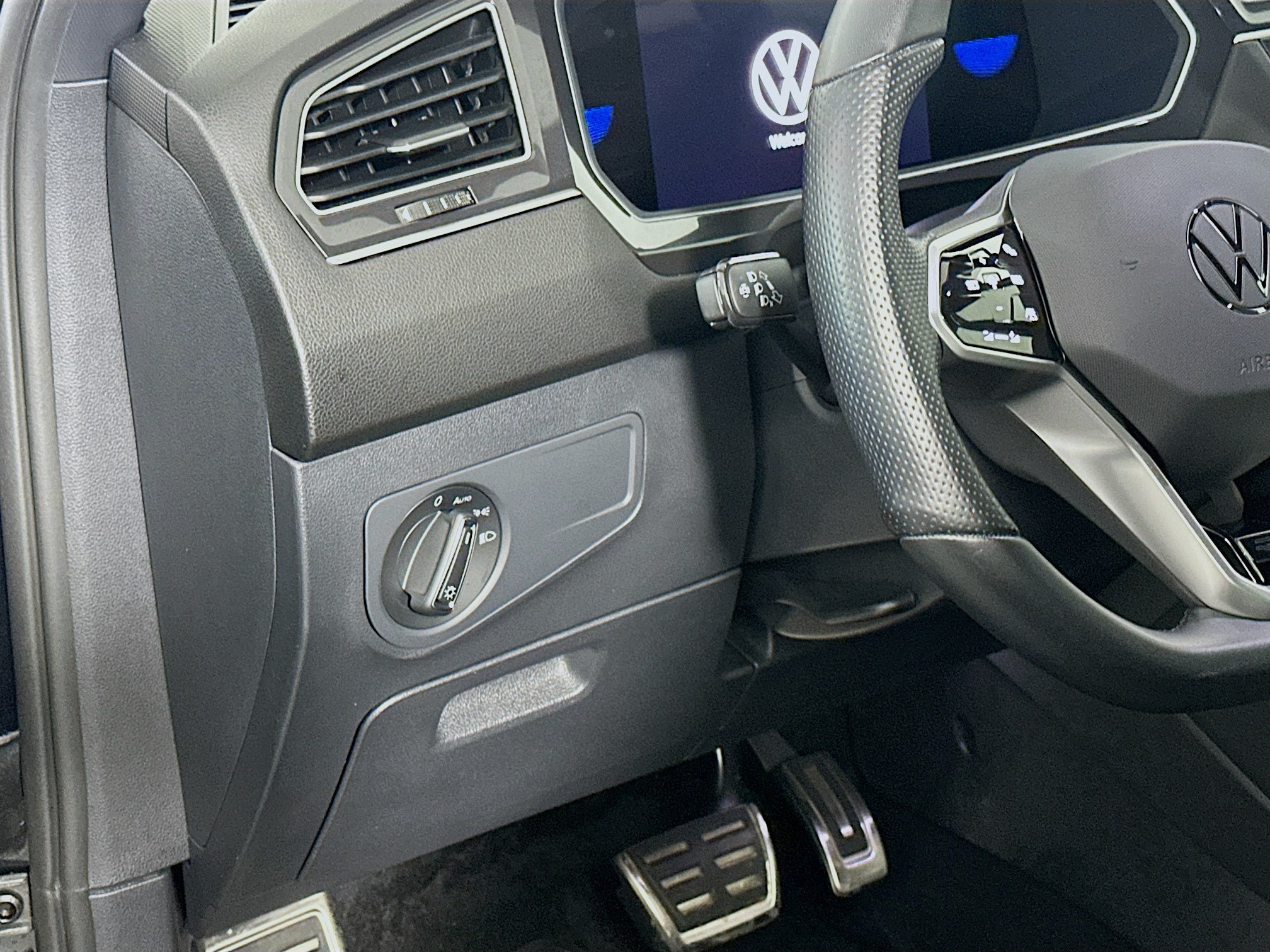 Used 2023 Volkswagen Tiguan SE R-Line FWD image 16
