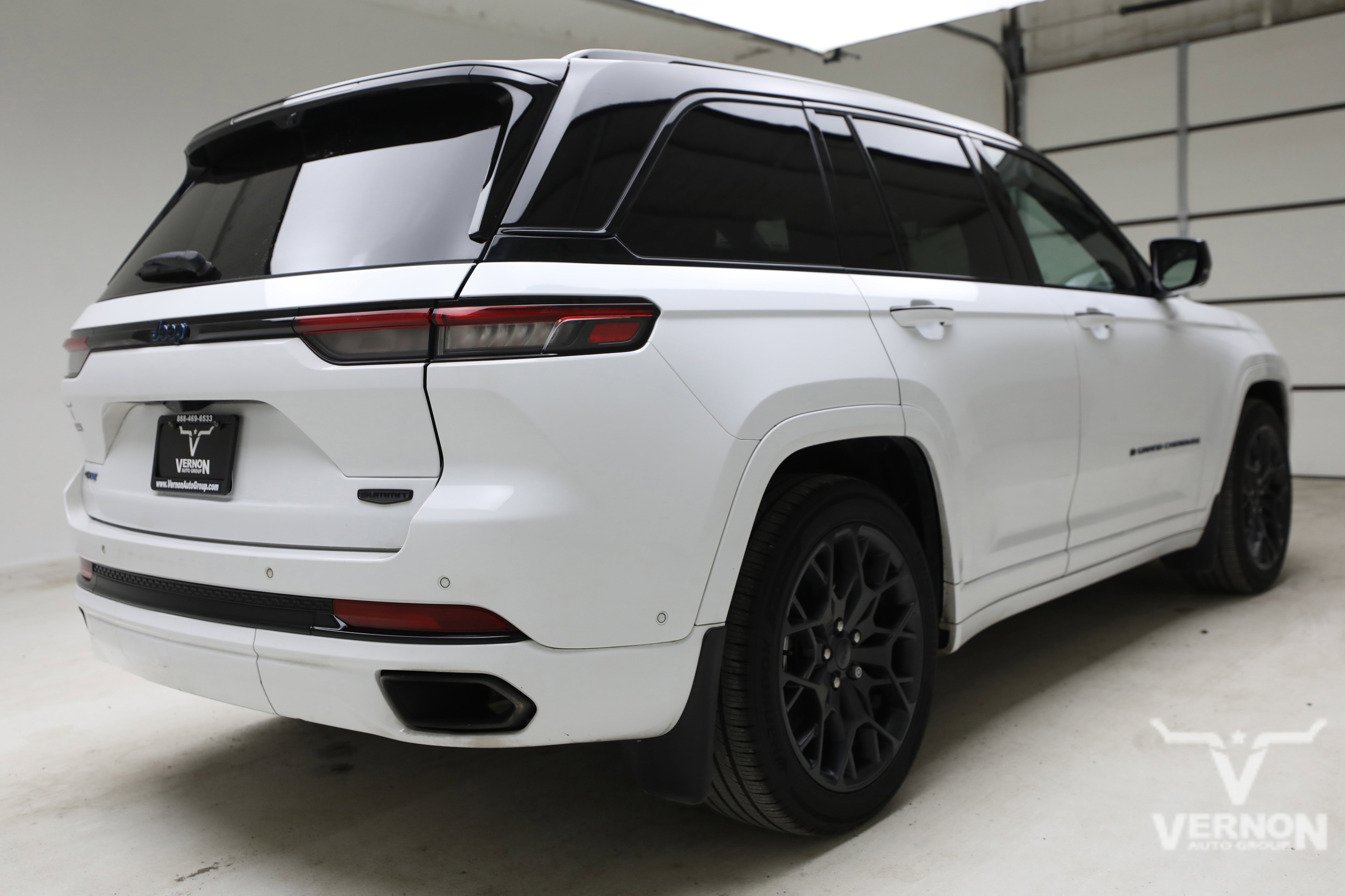 Used 2023 Jeep Grand Cherokee Summit AWD/4WD image 5