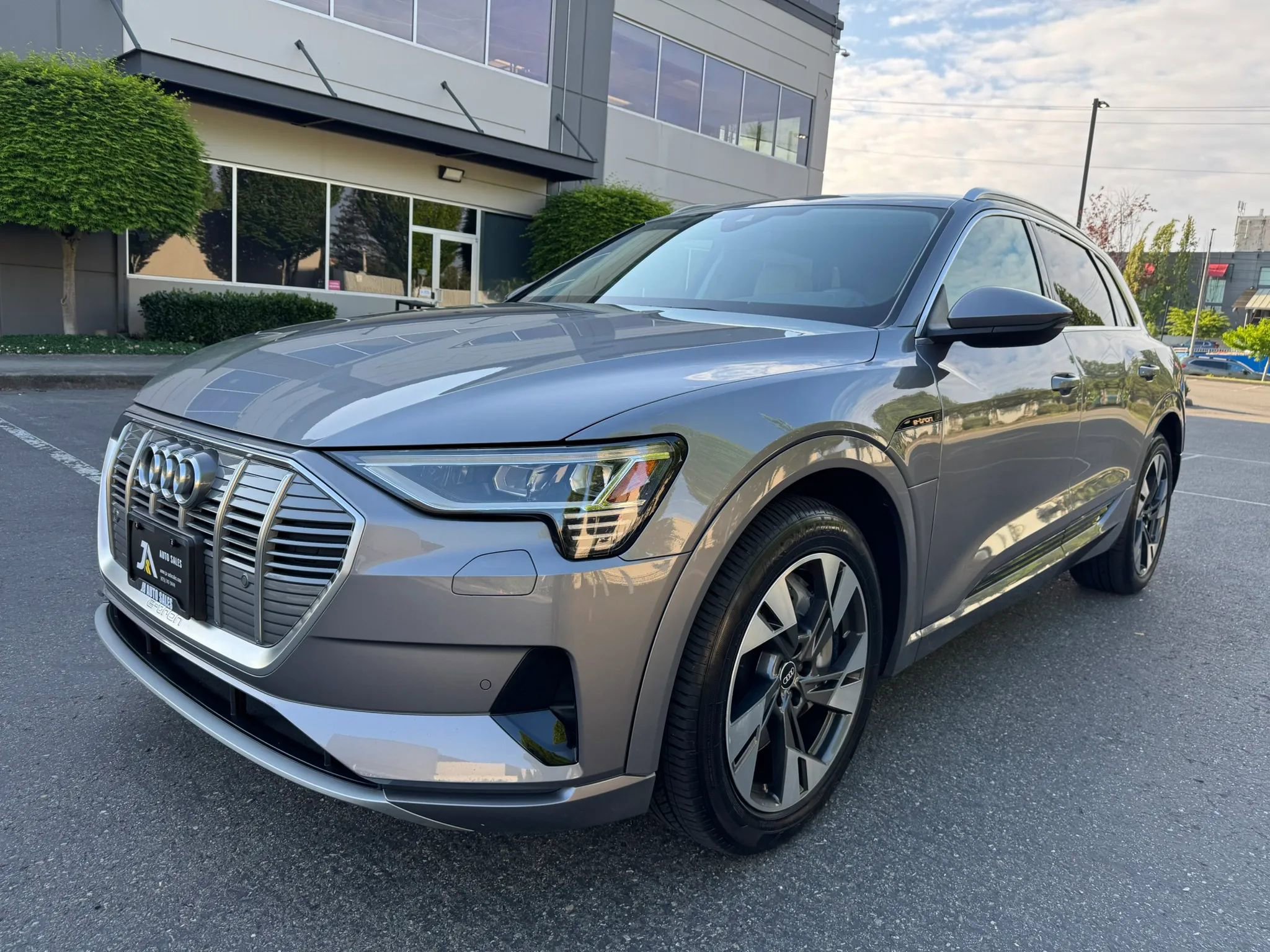 Used 2022 Audi e-tron Premium AWD/4WD image 4