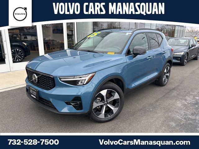 Certified 2025 Volvo XC40 B5 Plus image 1