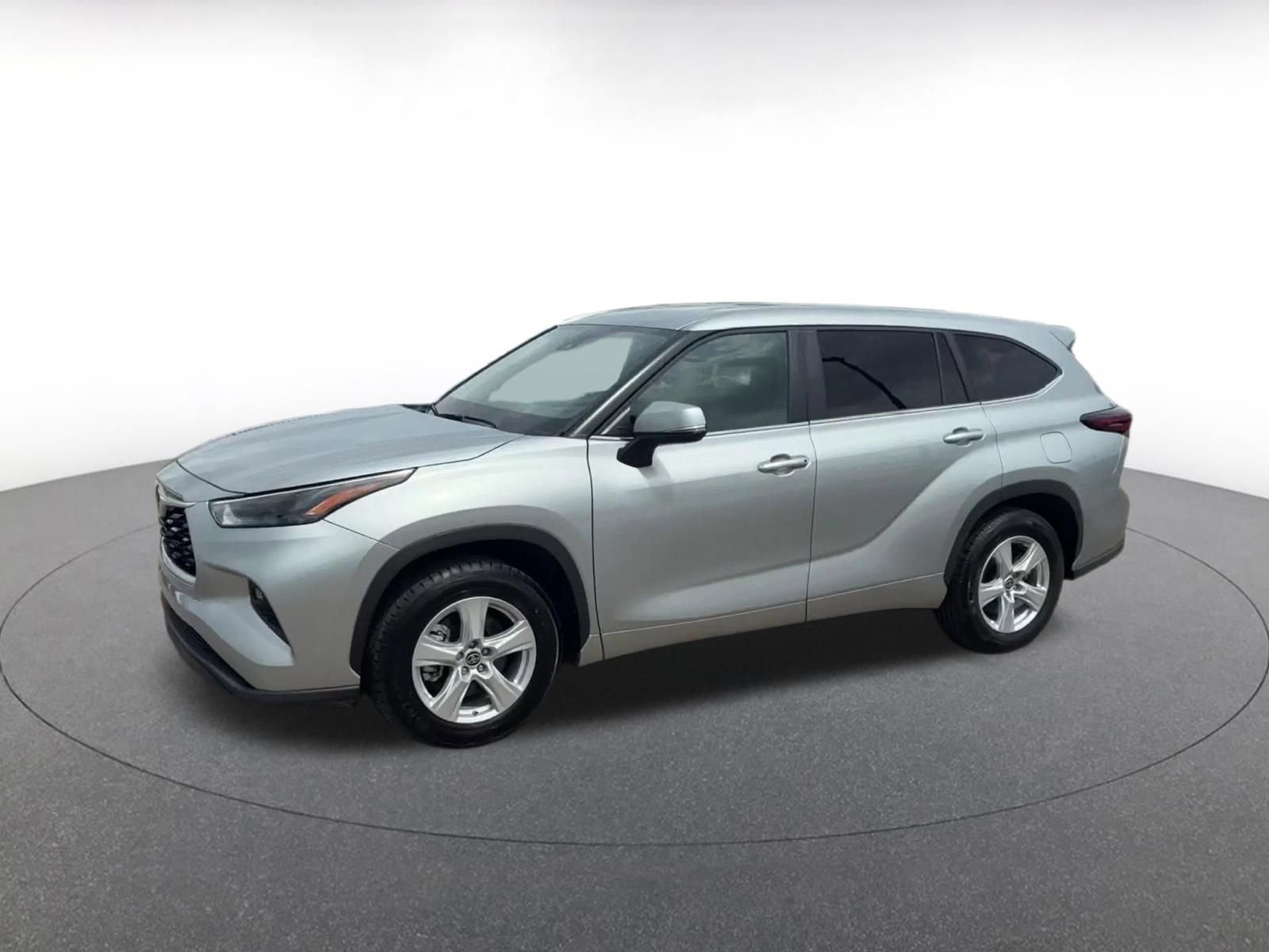 Used 2025 Toyota Highlander LE image 6