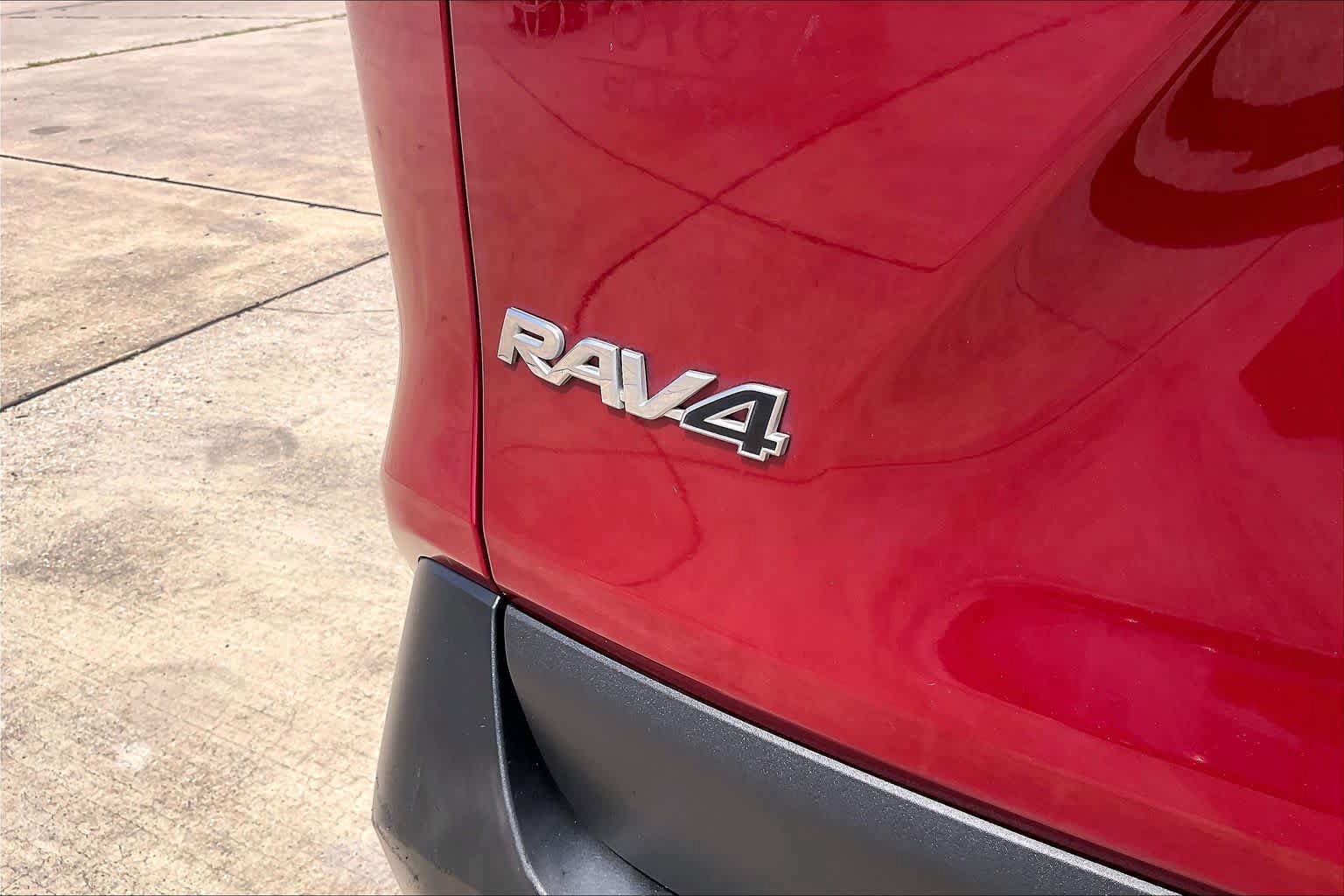 Used 2021 Toyota RAV4 XLE w/ Convenience Package FWD image 7