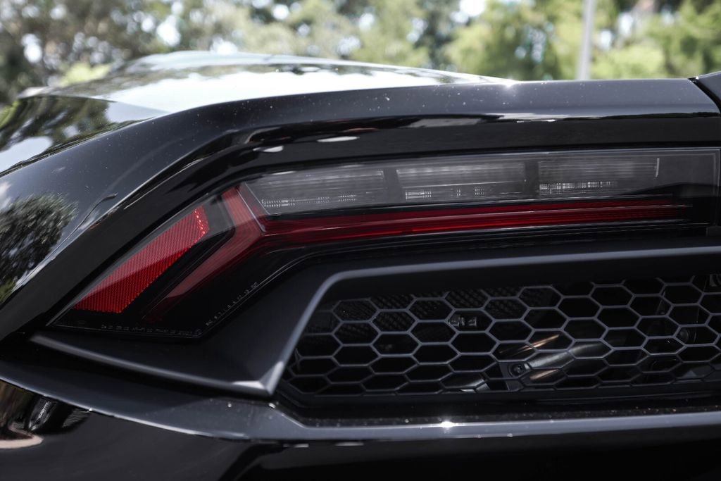 Used 2020 Lamborghini Huracan EVO RWD image 22