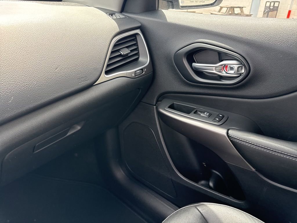 Used 2021 Jeep Cherokee Latitude Lux w/ Sun & Sound Group image 24