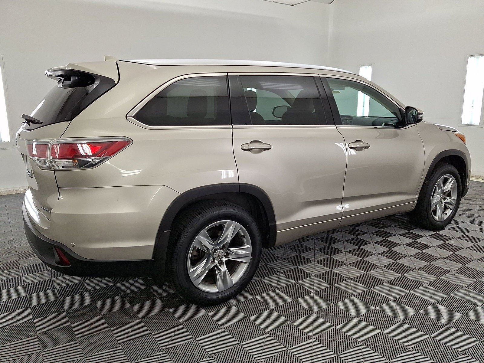 Used 2015 Toyota Highlander Limited AWD/4WD image 18