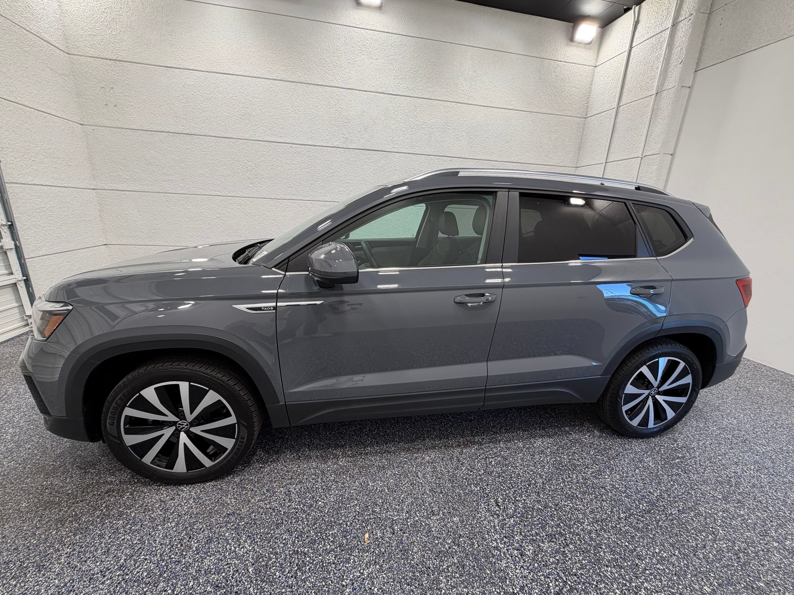 Used 2023 Volkswagen Taos SE w/ Panoramic Sunroof Package FWD image 2