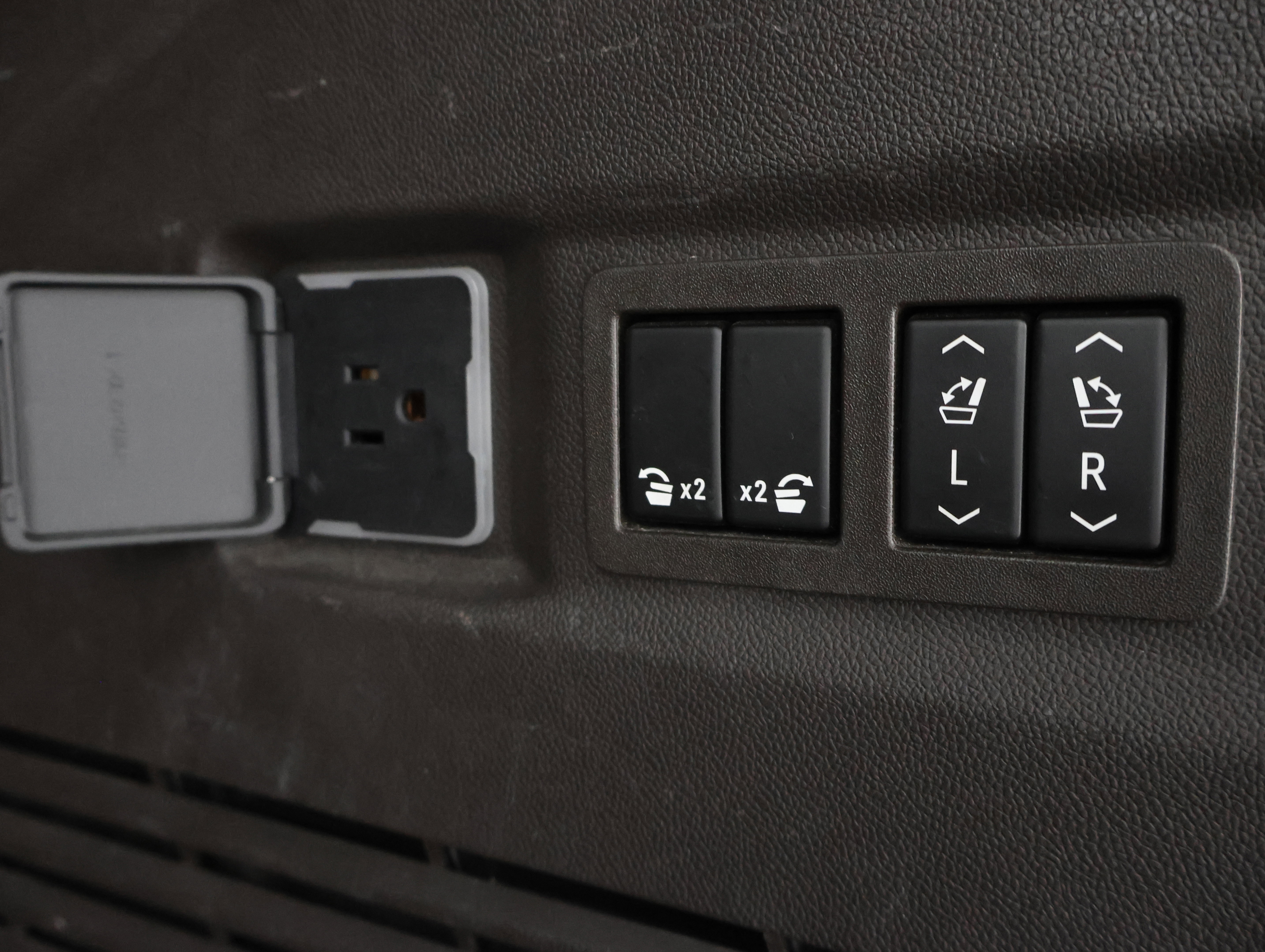 Used 2022 Chevrolet Tahoe Z71 w/ Z71 Off-Road Package image 37