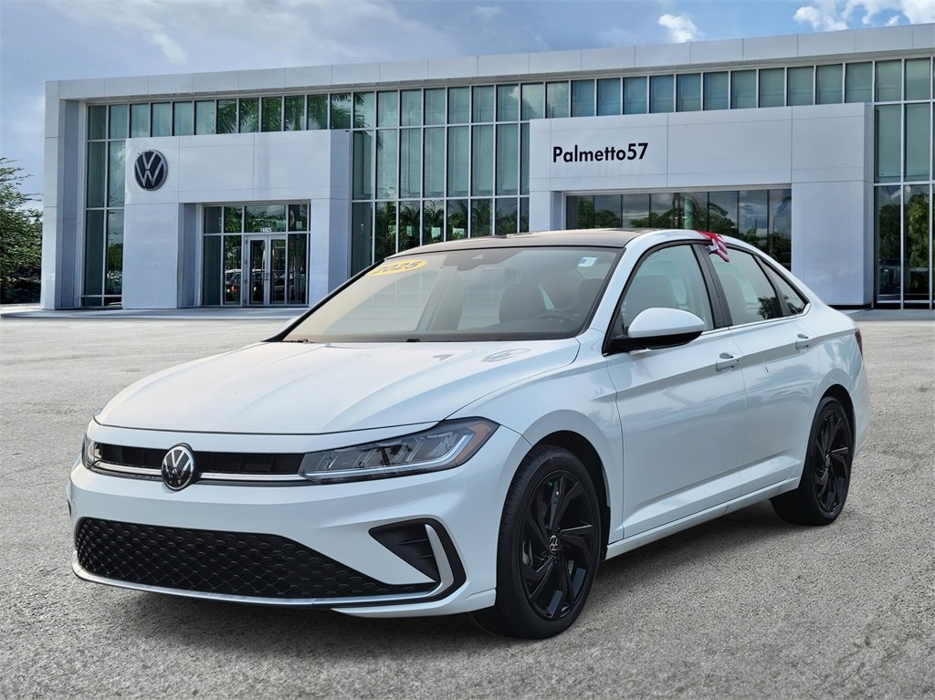 Certified 2025 Volkswagen Jetta SE w/ Sunroof Package image 3