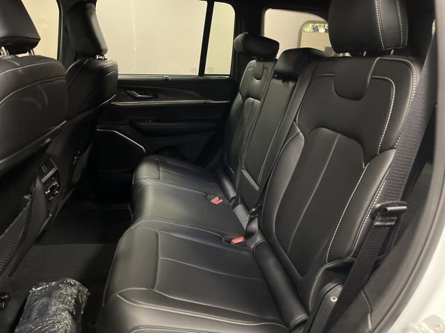 Used 2025 Jeep Grand Cherokee Limited w/ Luxury Tech Group II image 16