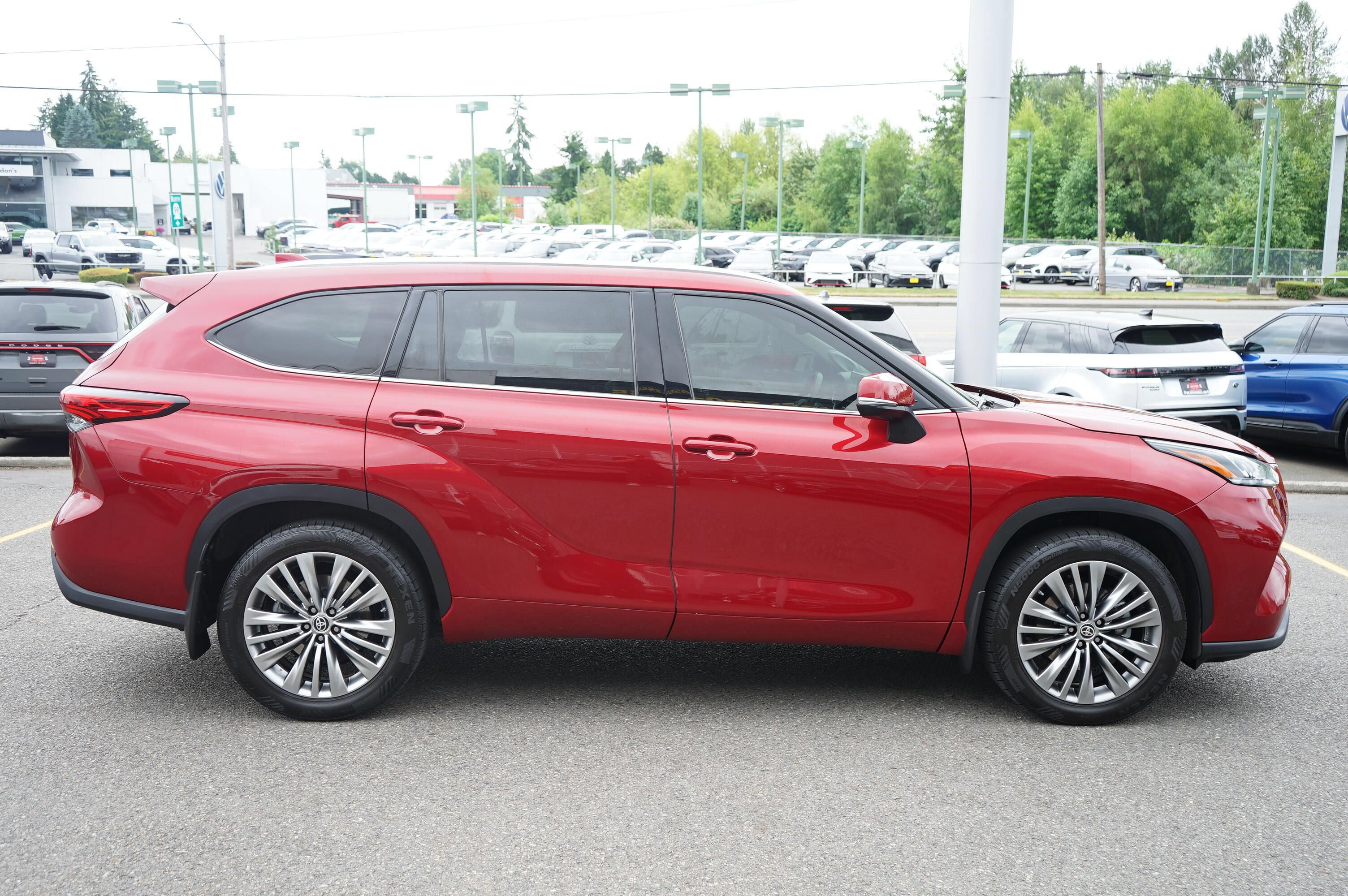 Used 2022 Toyota Highlander Platinum AWD/4WD image 6