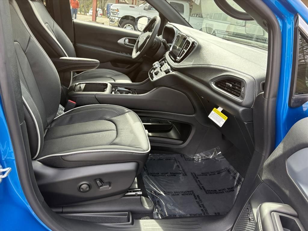 New 2026 Chrysler Pacifica Limited w/ Uconnect Theater Family Group image 15