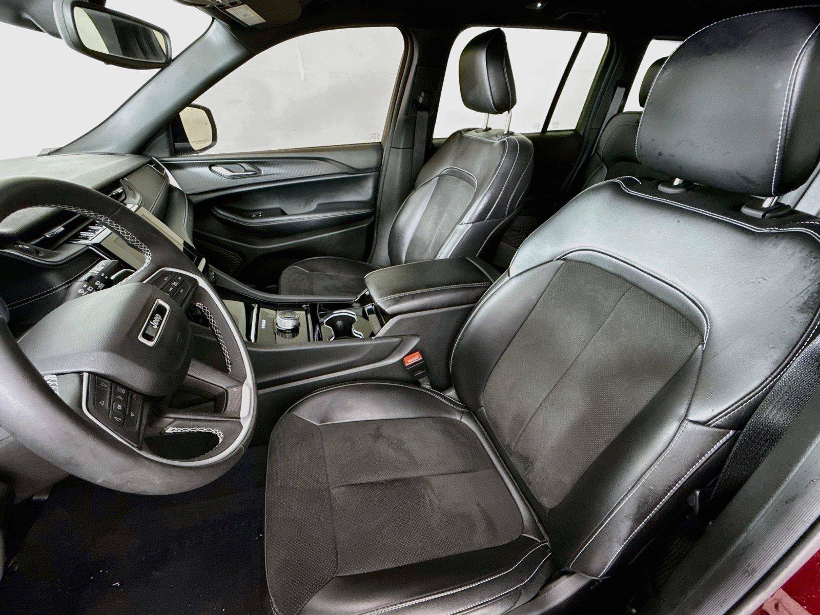 Used 2023 Jeep Grand Cherokee Altitude RWD image 11