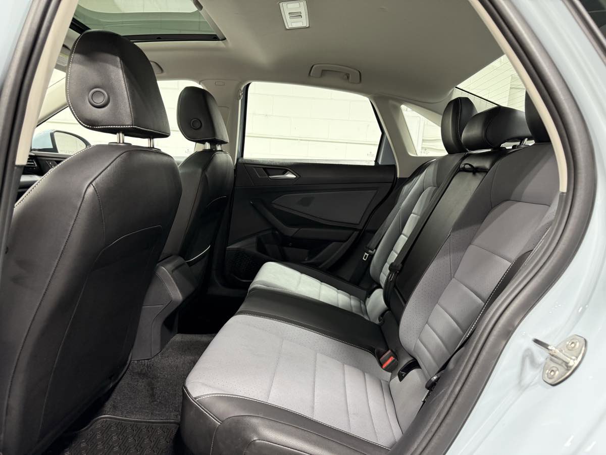 Used 2025 Volkswagen Jetta SE w/ Sunroof Package image 18