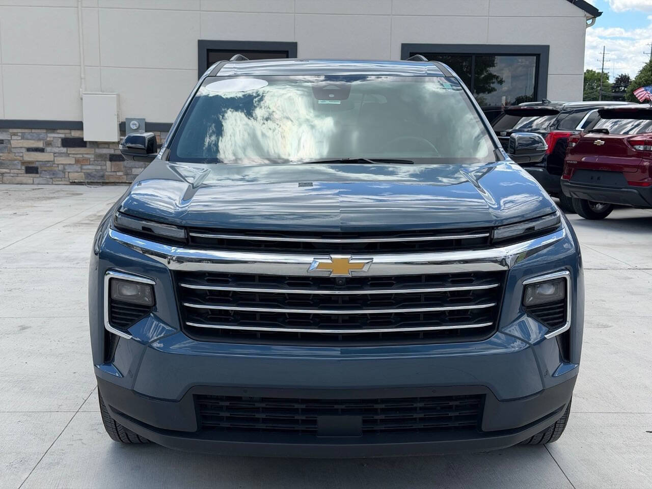 Used 2025 Chevrolet Traverse LT w/ Enhanced Driving Package FWD image 2