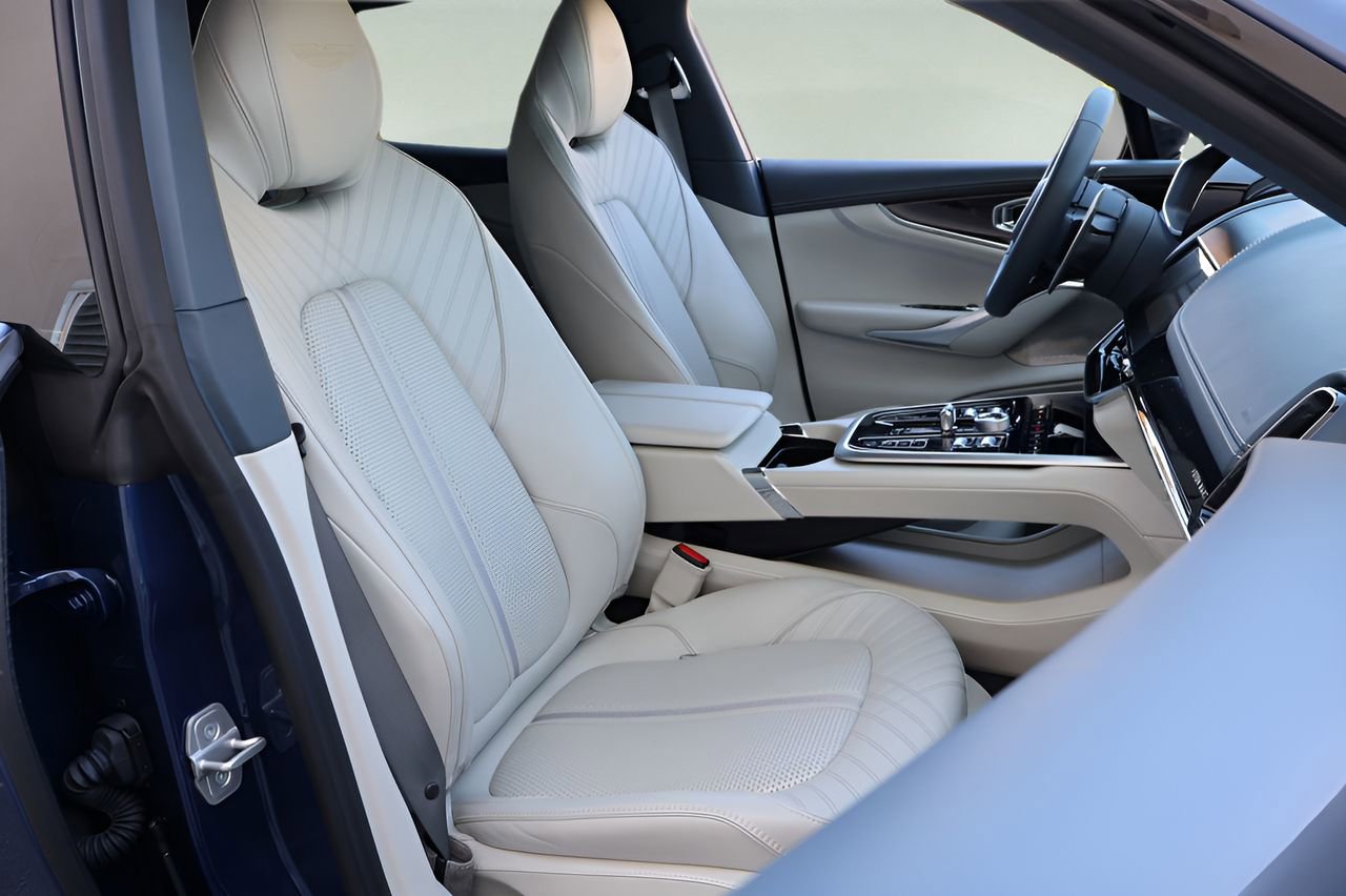 Used 2025 Aston Martin DBX 707 image 21