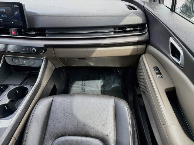 Used 2025 Kia Carnival EX FWD image 18