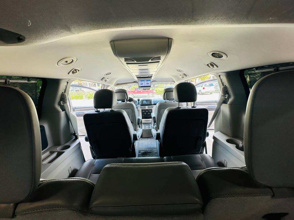 Used 2012 Volkswagen Routan SE image 21