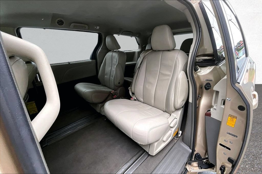Used 2013 Toyota Sienna XLE FWD image 22