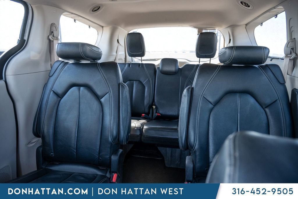 Used 2022 Chrysler Pacifica Touring-L image 17