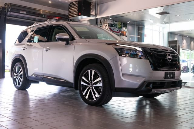 Used 2025 Nissan Pathfinder Platinum w/ Black Appearance Package