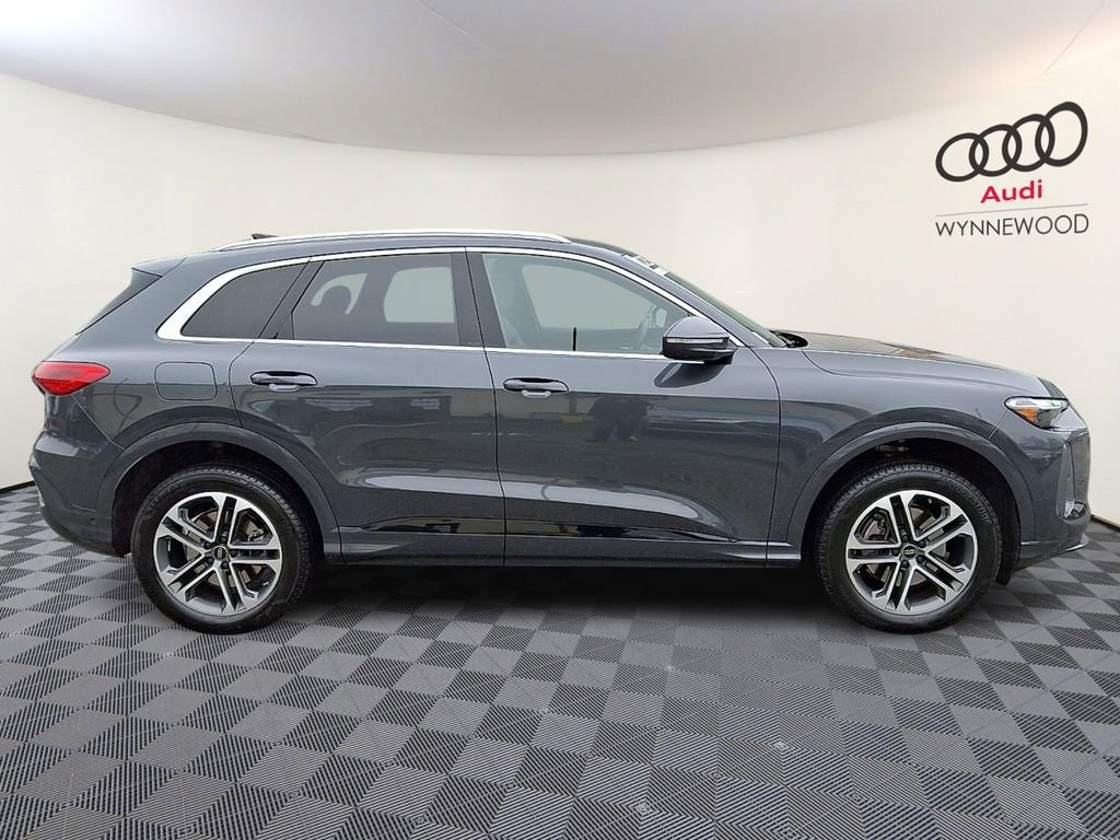 Used 2025 Audi Q5 Premium w/ Convenience Package image 7