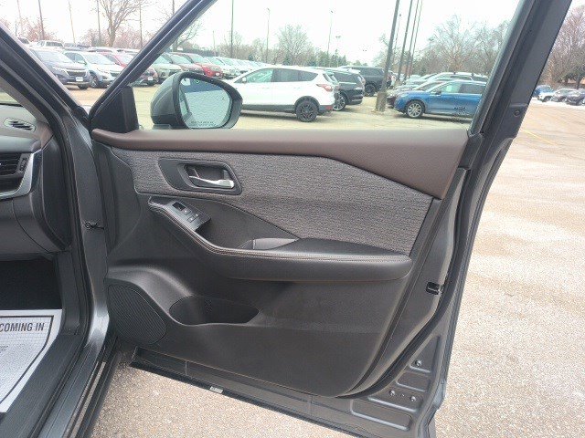 Used 2023 Nissan Rogue SV image 17