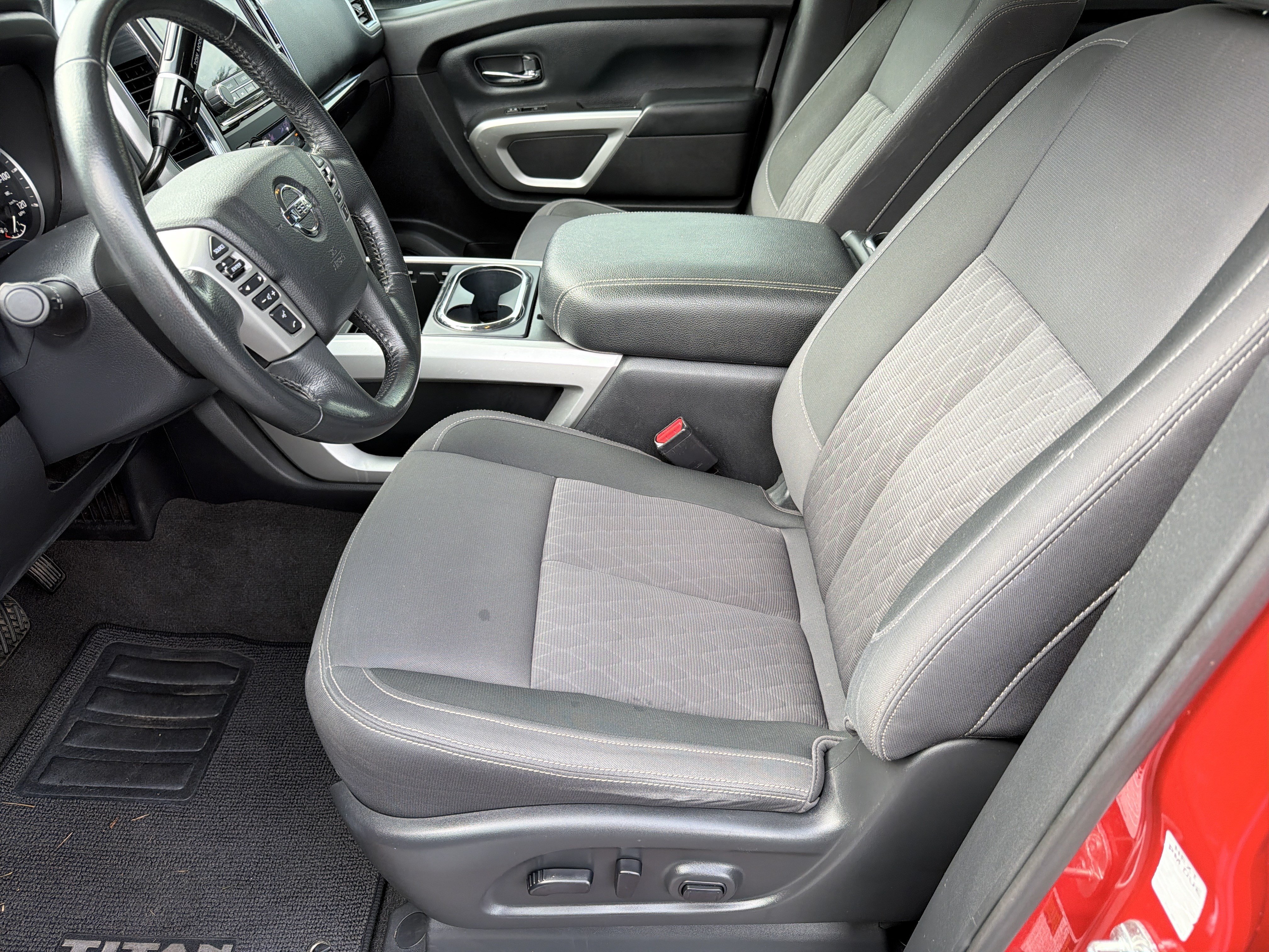 Used 2021 Nissan Titan SV w/ SV Convenience Package RWD image 2